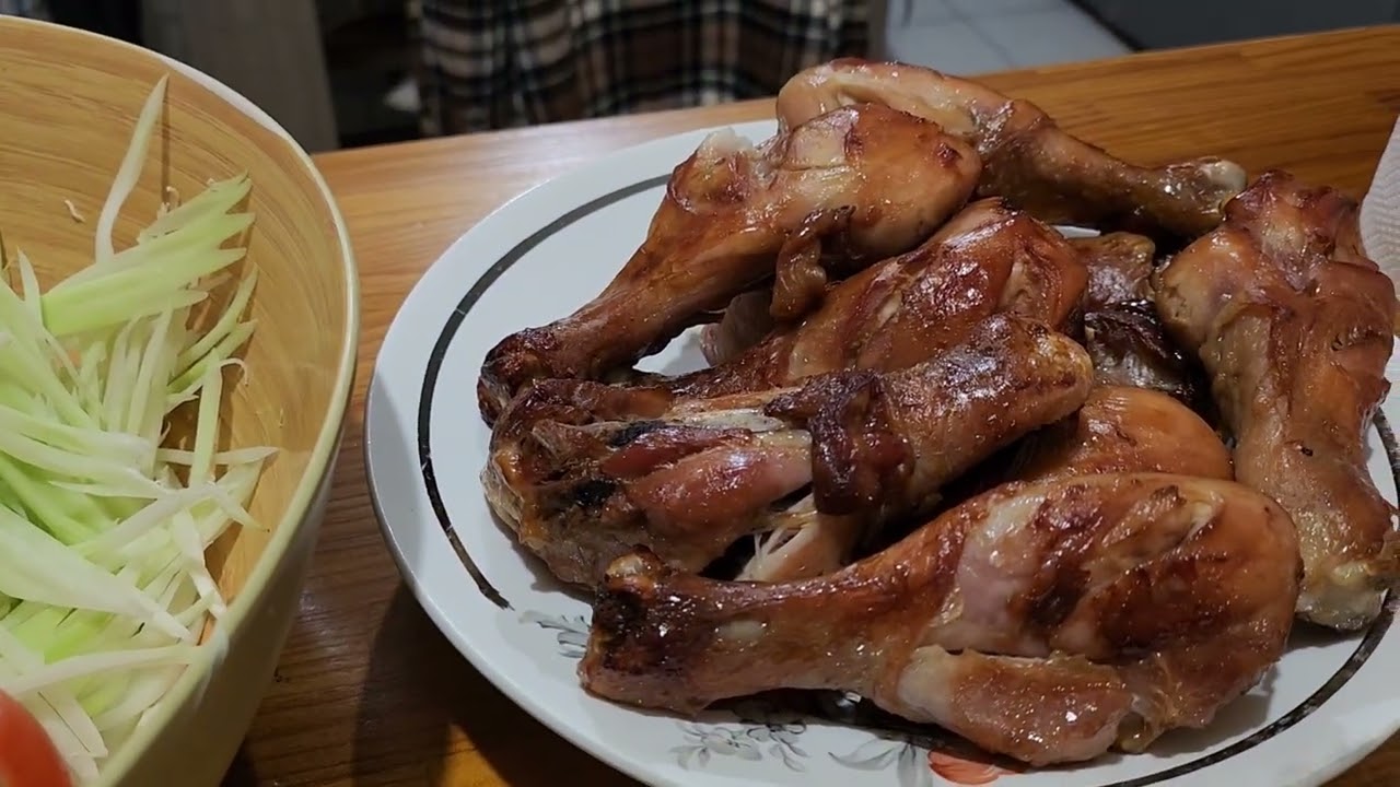 เข้าครัวทำกับข้าวกันจ้า ปิ้งไก่ ส้มตำ แช่บหลาย😋👍🥰