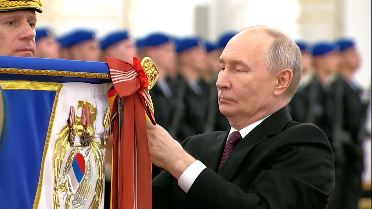 Путин вручил Президентскому полку орден Жукова: &laquo;Вы защищаете сердце России&raquo;