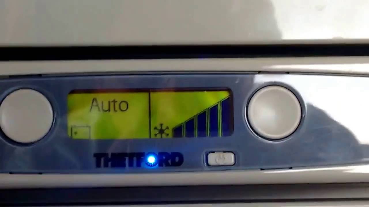 Frigo Thetford commuta continuamente tra batteria e gas