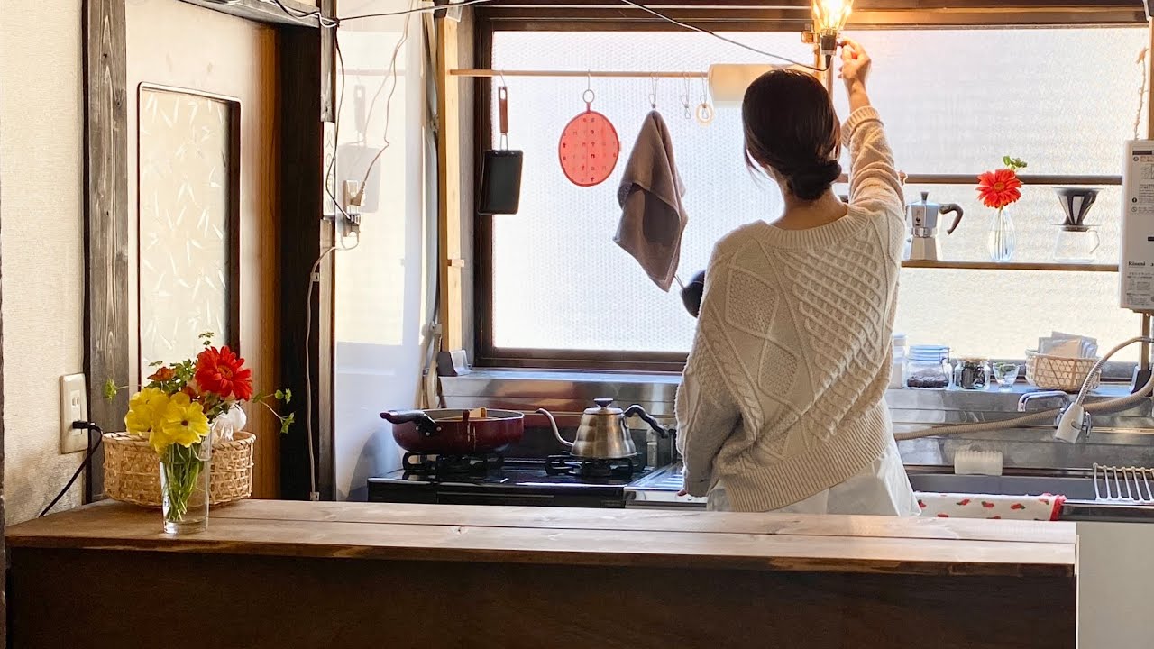 古い家でも楽しみたい。ニトリのカラーボックスで作るキッチンカウンターDIY。完成祝いの黄桃缶詰めフルーツサンド。