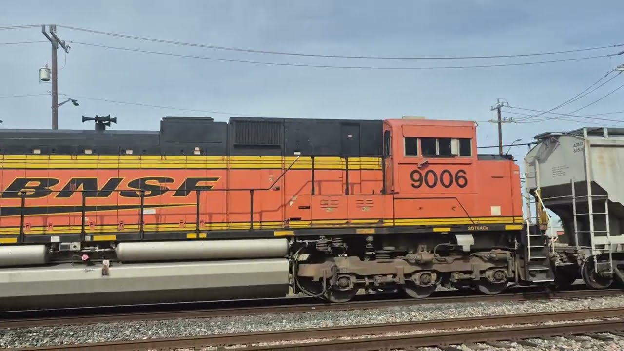 Southbound BNSF Grainer in San Antonio, TX