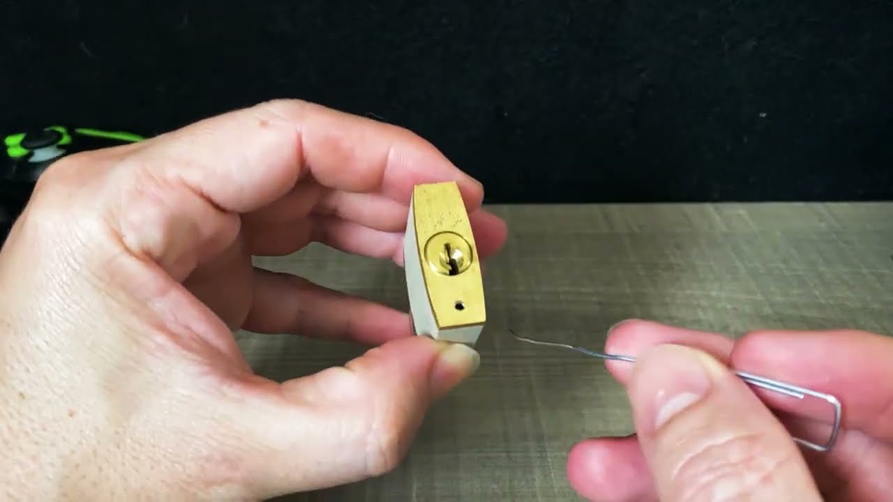 ABRA UM CADEADO COM CLIPS DE PAPEL (Sem Alicate) - Tutorial Passo a Passo