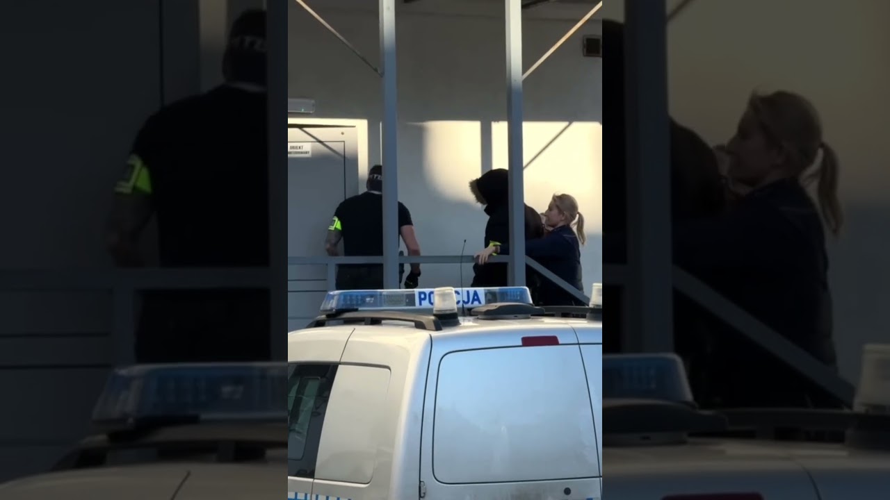 🚨Doprowadzenie na Komendę podejrzewanego o podw&oacute;jne zab&oacute;jstwo w Kadłubie❗️ 🚔