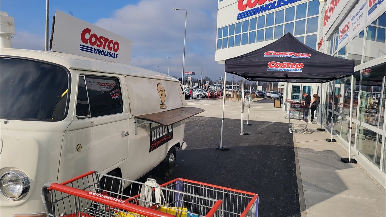 Автобус VW ржавый и сломанный, но рекламный магнит перед новым Costco в Мюлузе F