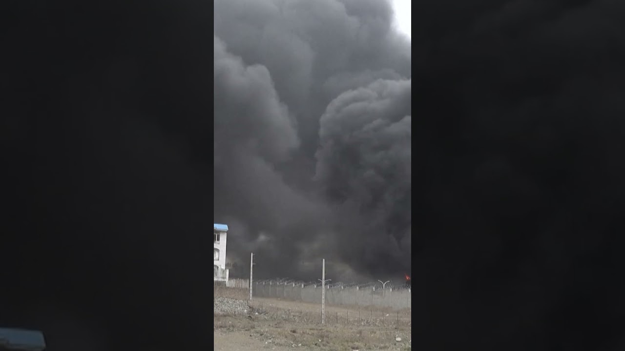 Massive Fireballs Fill Skies Following Israeli Strikes On Tehran Oil Storage Sites #shorts