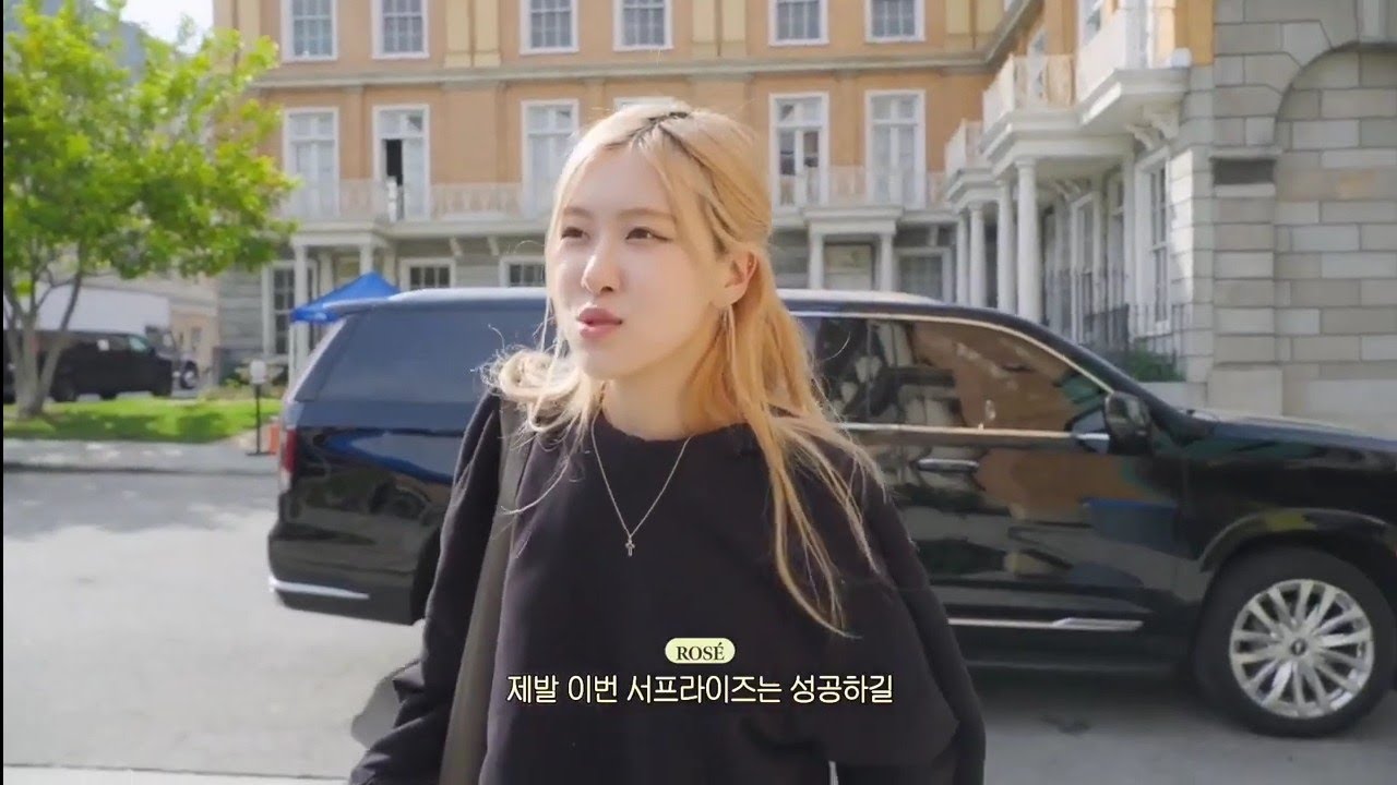 Rose gave a surprise at Jisoo Flower MV shooting location