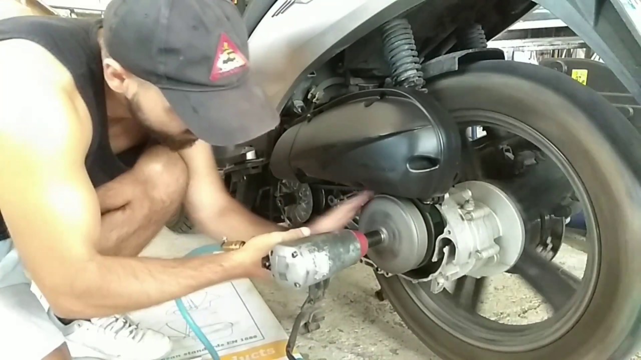 Αλλαγή ρουλεμάν συμπλέκτη scooter! Rear Driven Pulley Bearing Replacement.