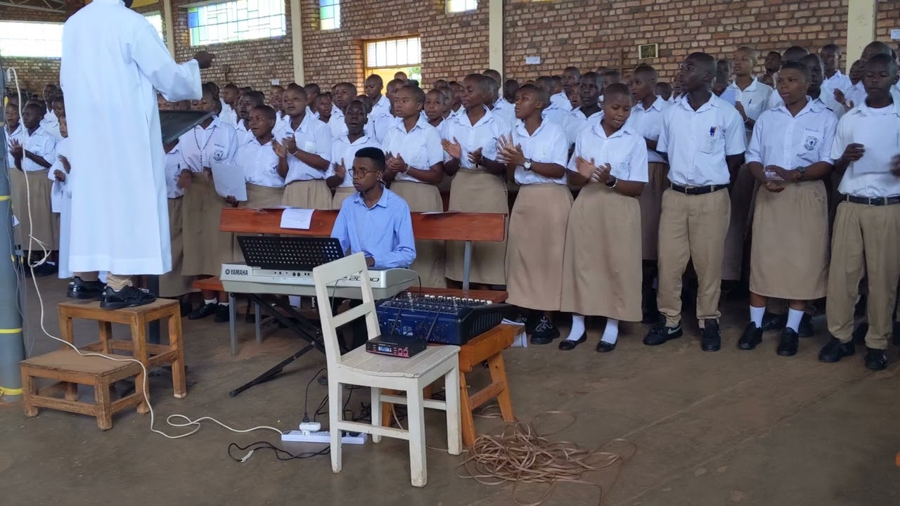 Gloria: Ekitiibwa Kibe Eri Katonda (Trinity Mass)