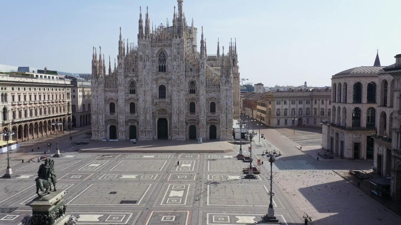 Coronavirus, il drone su Milano: piazza Duomo e il centro sono deserti