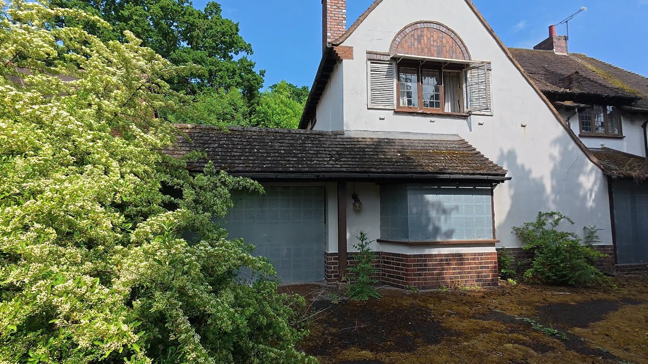 Exploring Elizabeth Crowe’s Abandoned House Everything Was Left Behind
