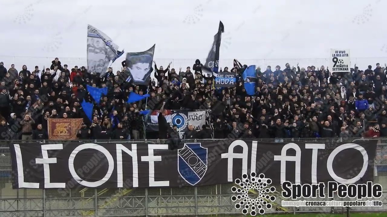 ⚫🔵 «Dai Latina, Dai Latina eh... eh...»: tifo Pontino vs Avellino 2023-24