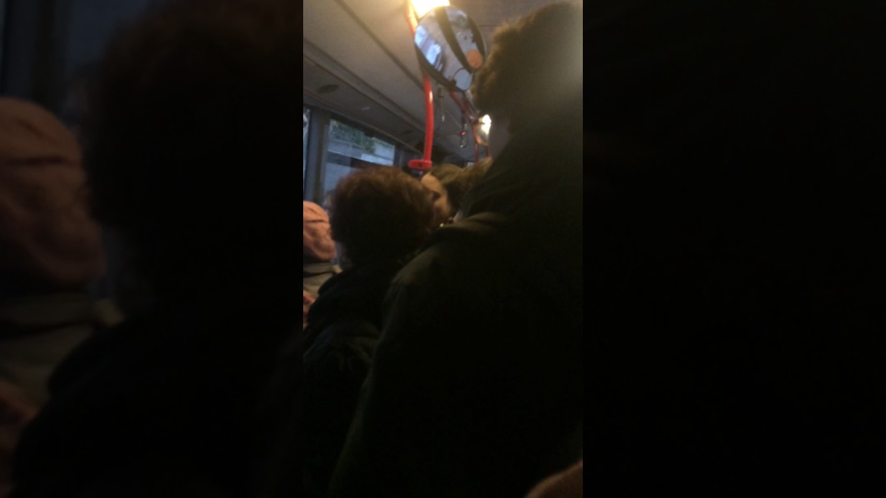 Vecchia impazzisce sull autobus