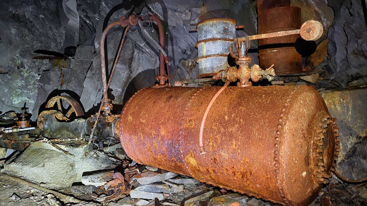 Bývalý břidlicový důl / Abandoned slate mine