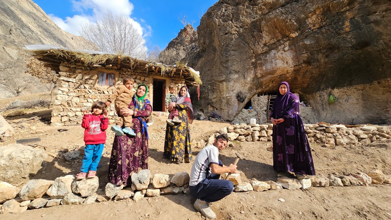 The cooperation of the nomadic family in the construction of a stone yard in the traditional way 🏡