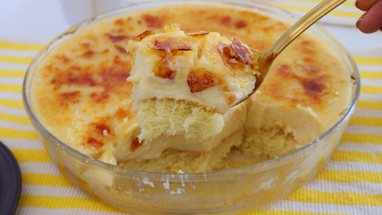 O MELHOR BOLO DA VIDA! MASSA FOFISSÍMA E UMA COBERTURA DE CREME BRÛLÉE MARAVILHOSA - Dika da Naka