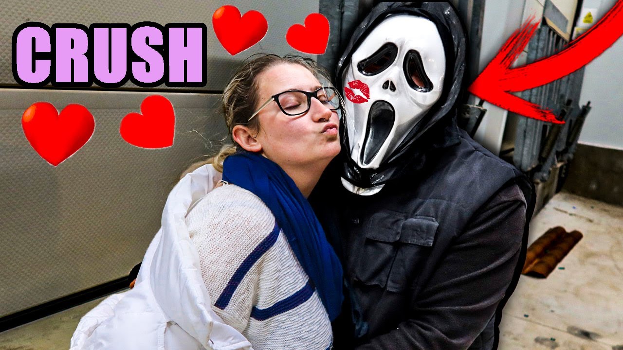 EL CRUSH DE MI MEJOR AMIGA ES GHOSTFACE! *Hemos encontrado su máscara*