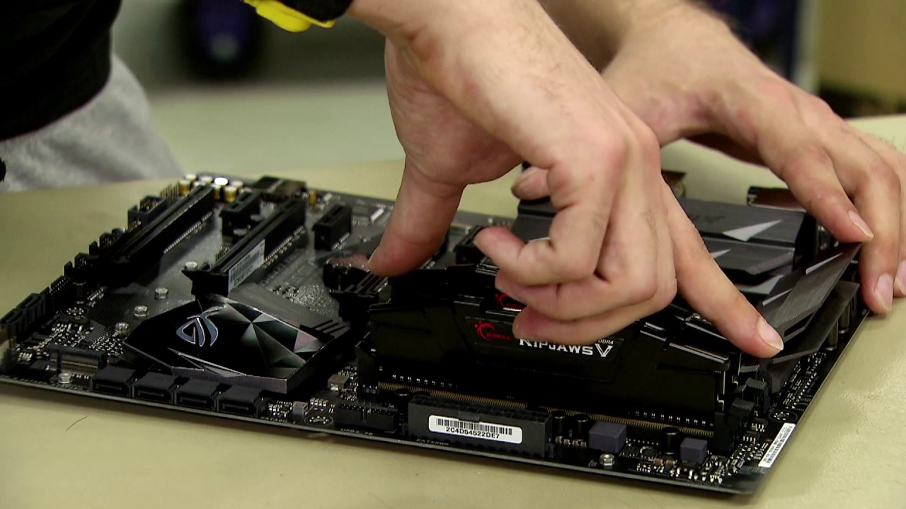 Jimm's opasvideot osa 3: Emolevyn ja prosessorin asennus / installing the motherboard and CPU