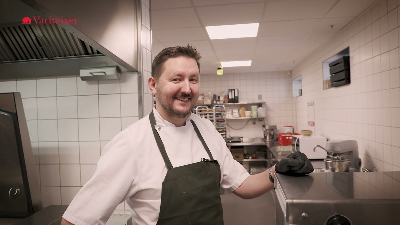 NH Collection Hotel - Martin Carlson - Making Mazarin pie - Beater and scraper