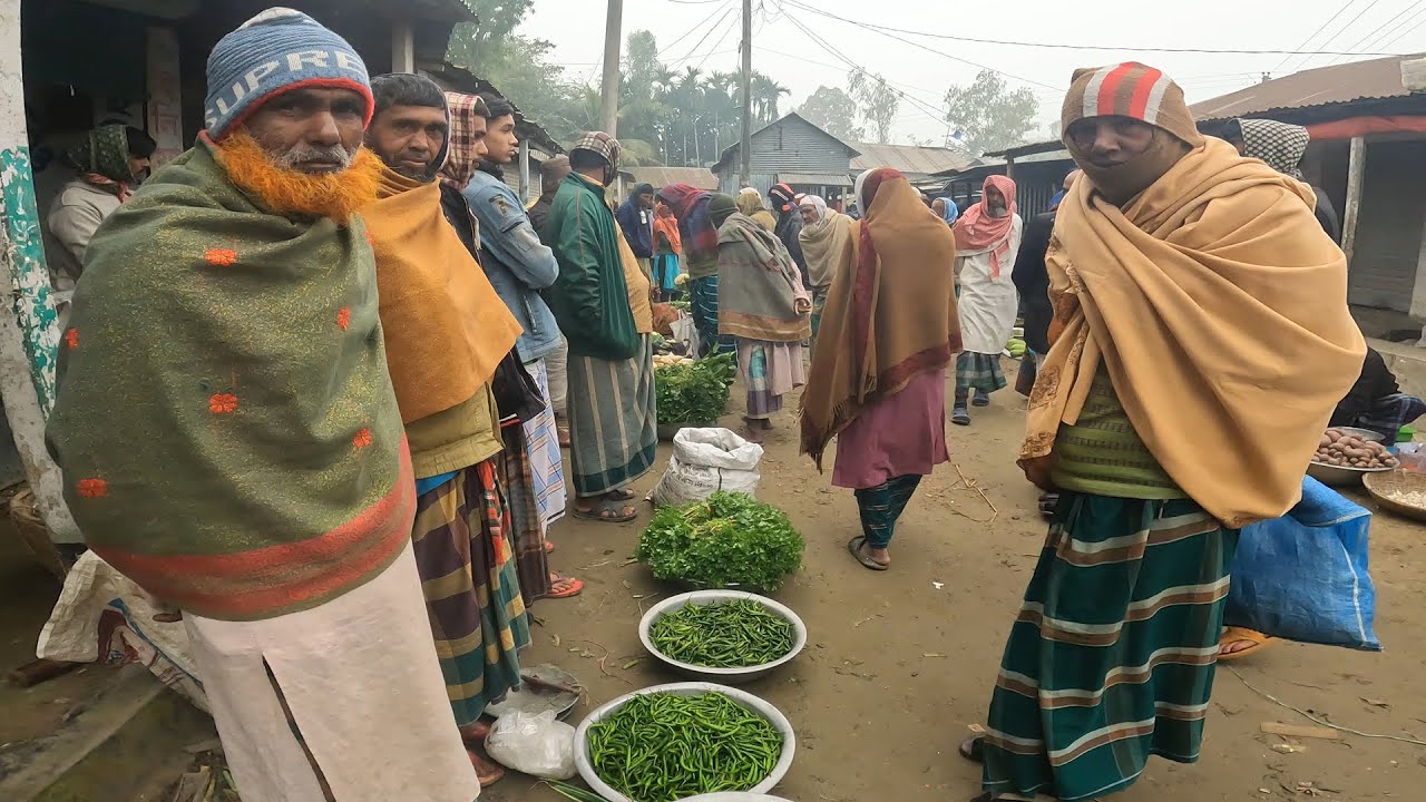 কনকনে শীতে কুয়াশায় ঢাকা শীতের সকালের গ্রামের বাজার। Winter Morning Village Market in Bangladesh