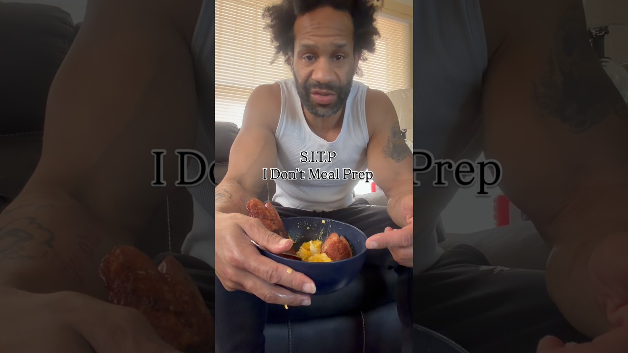 Я не занимаюсь планированием питания. #приемедыпослетренировки #каша #яйца #колбаски #соусы #движ...