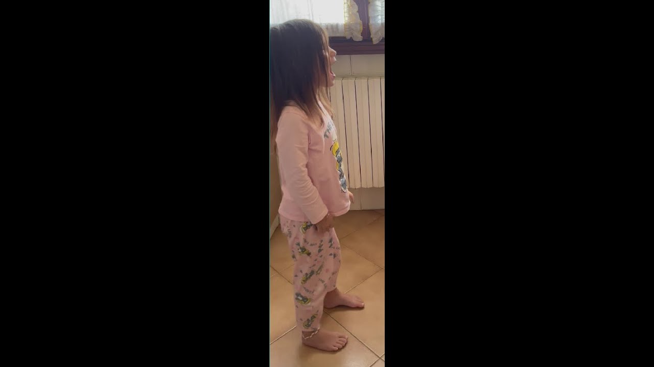 Pap&agrave; Mike ruba il cibo ad Aurora e si arrabbia tantissimo! #shorts