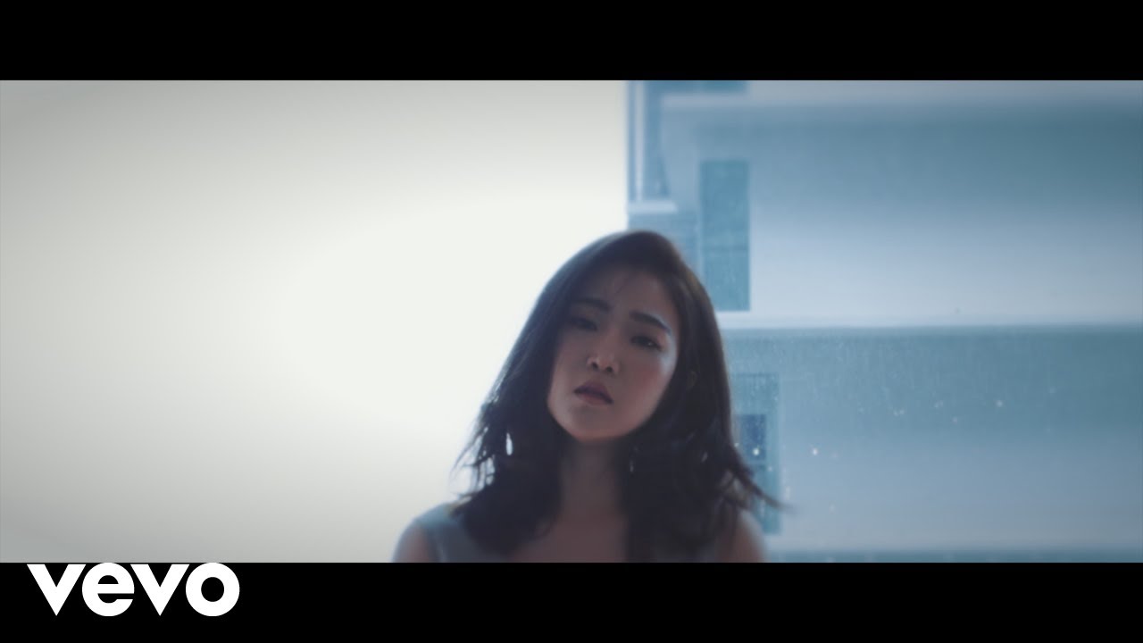 Nicole Lai - 错误示范 (Official Music Video)