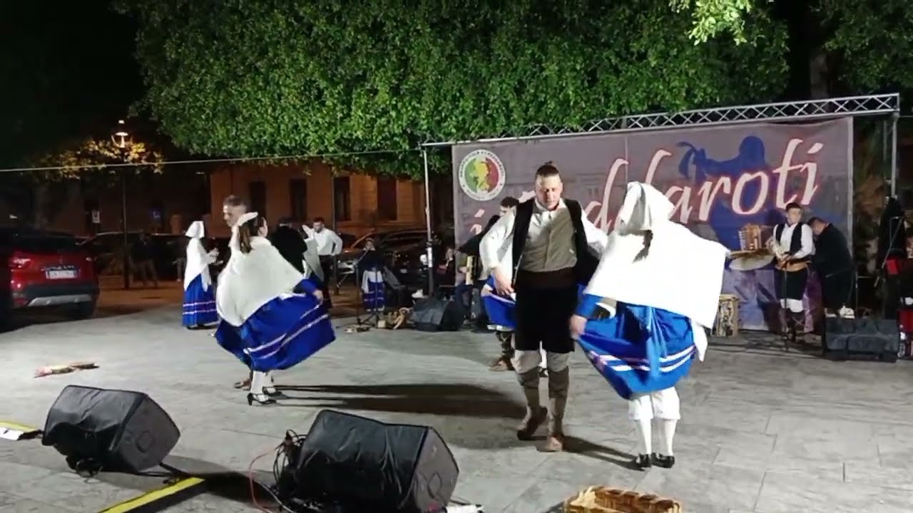Reggio Calabria, tarantella a piazza italia