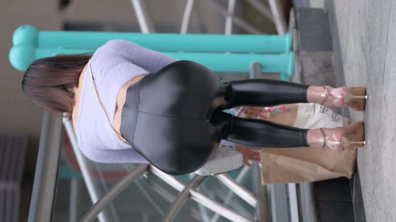 极品街拍《性感皮裤美女》001