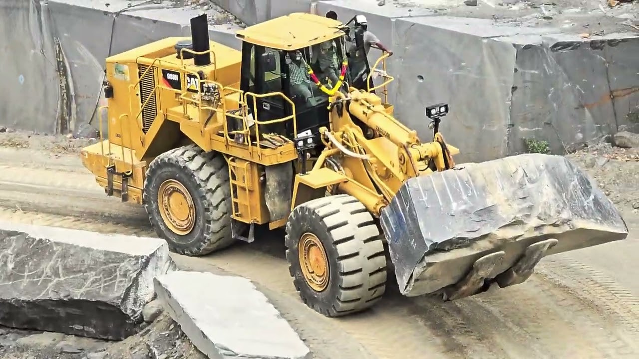 CAT 988H with Block Handler
