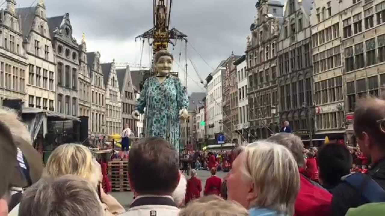 Speech Oma Reus op de Grote Markt