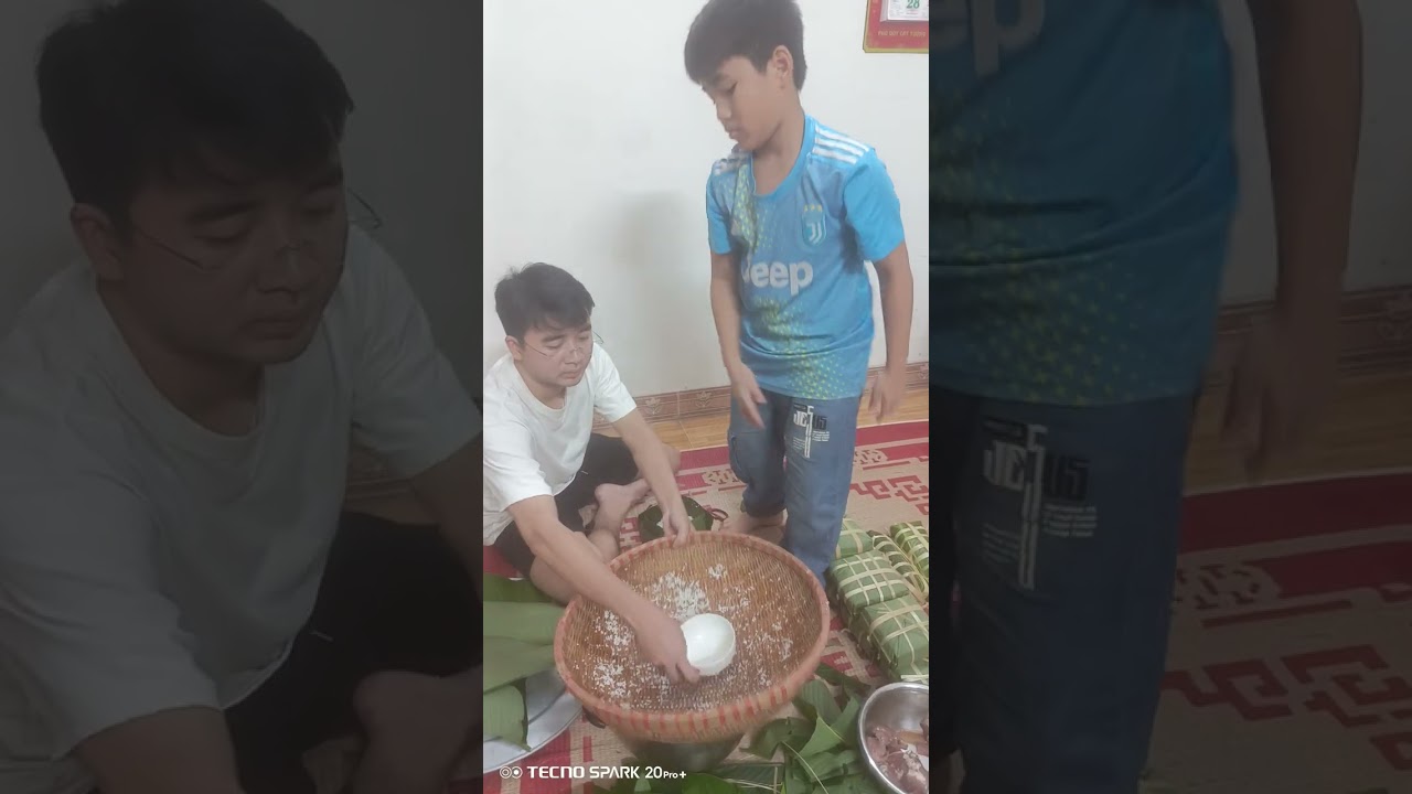 Hai cậu cháu gói bánh chưng đêm 28 tết 2026