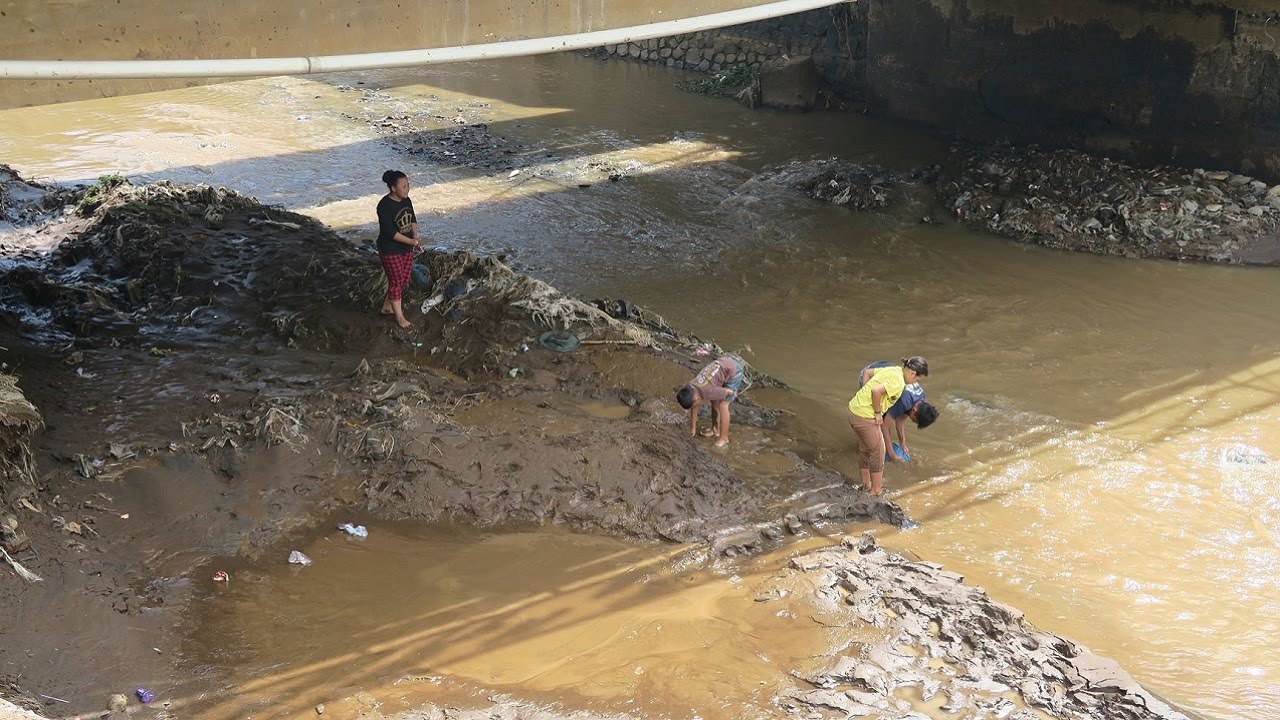 Plastic litter in Citarum river, Indonesia (NIVA project ASEANO)