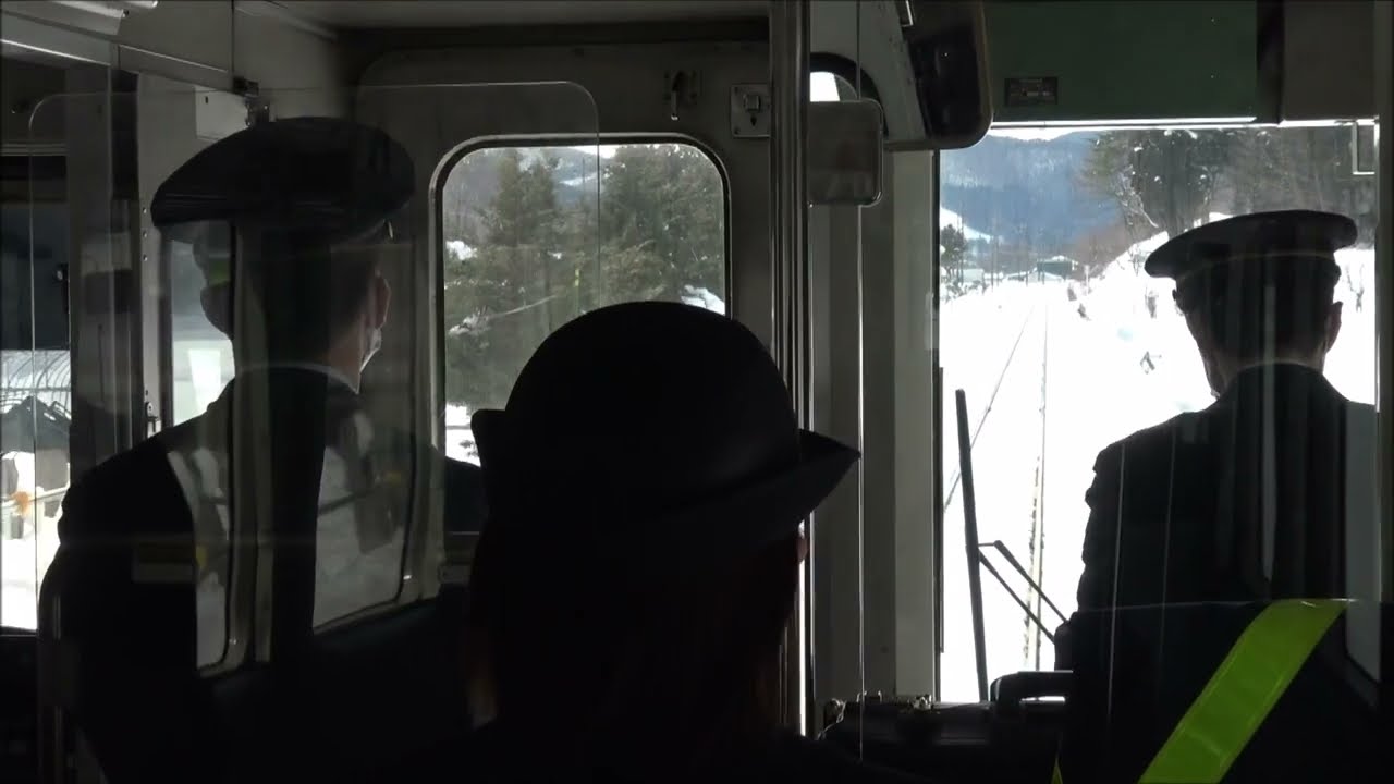 雪が積った冬の花輪線 小屋の畑駅～赤坂田駅間を走行する乗務員研修中のキハ110系の前面展望