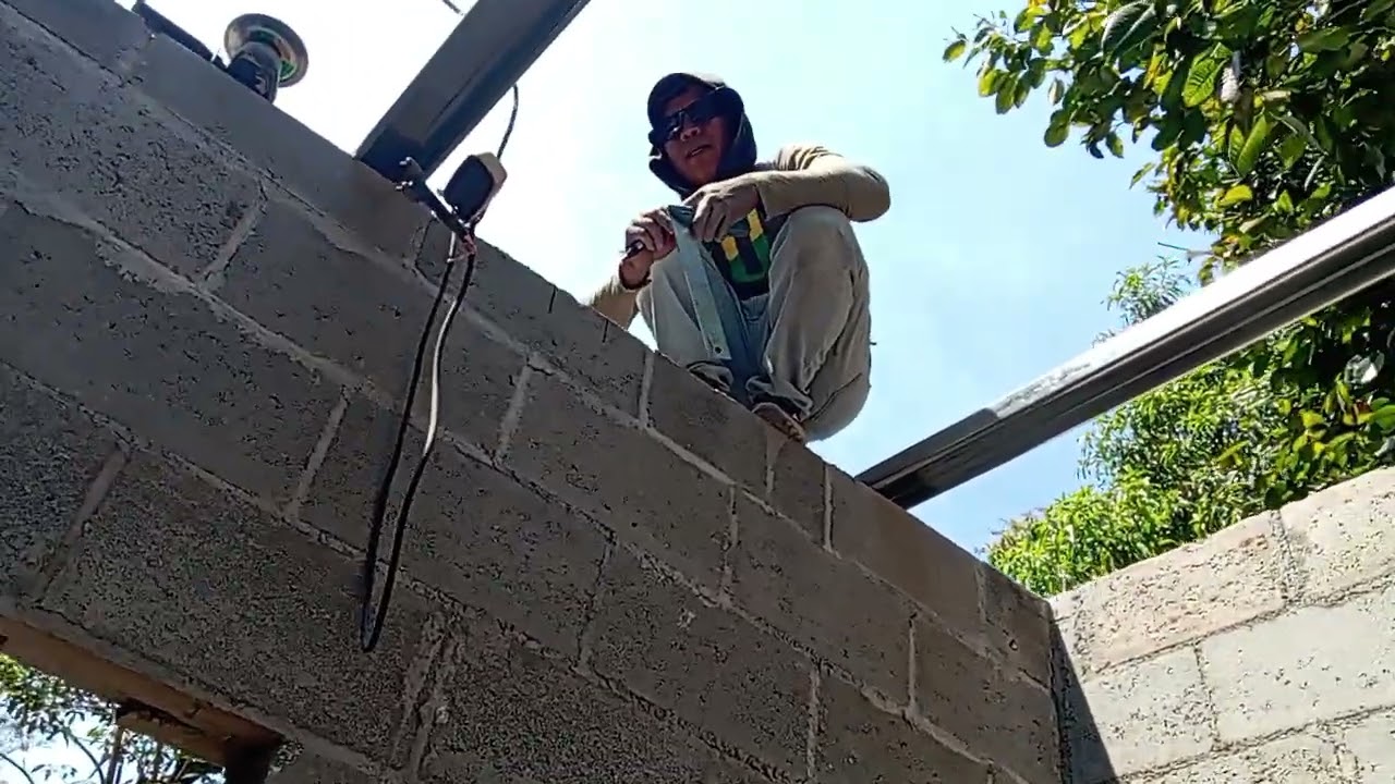 Colocando las Costaneras  en el Techo de doña Ana y familia