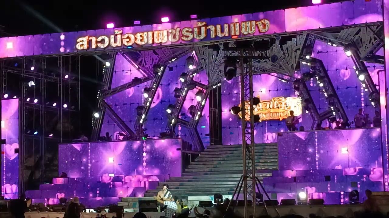 สุรพลวอนแฟน สาวน้อยเพชรบ้านแพง แสดงสดหน้าที่ว่าการอำเภอบ้านเขว้า