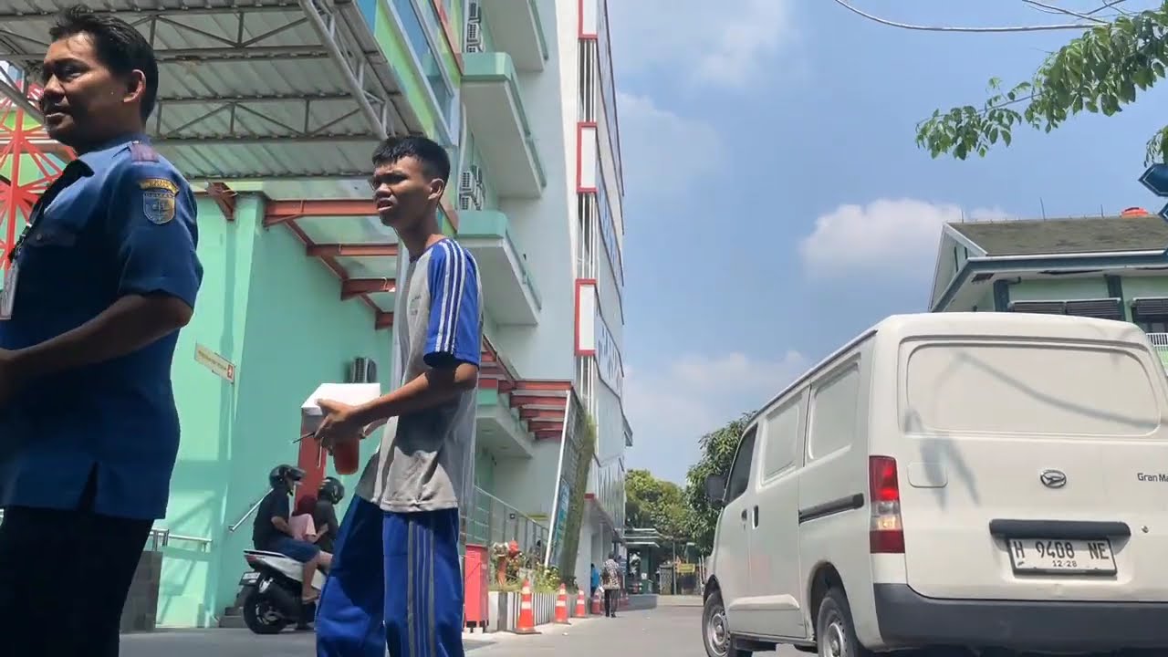 Suasana kerja di area kantor