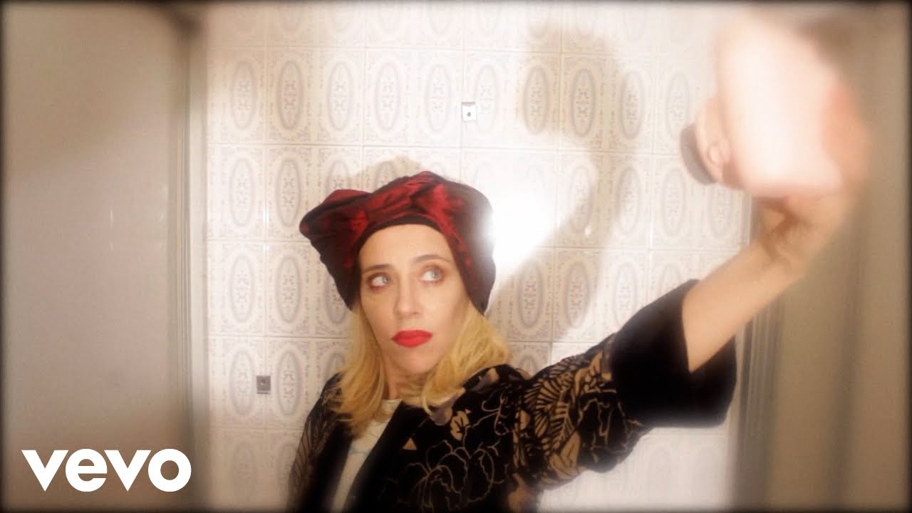 Juliana Gattas - Borracha en un Baño Ajeno (Versión 2021)