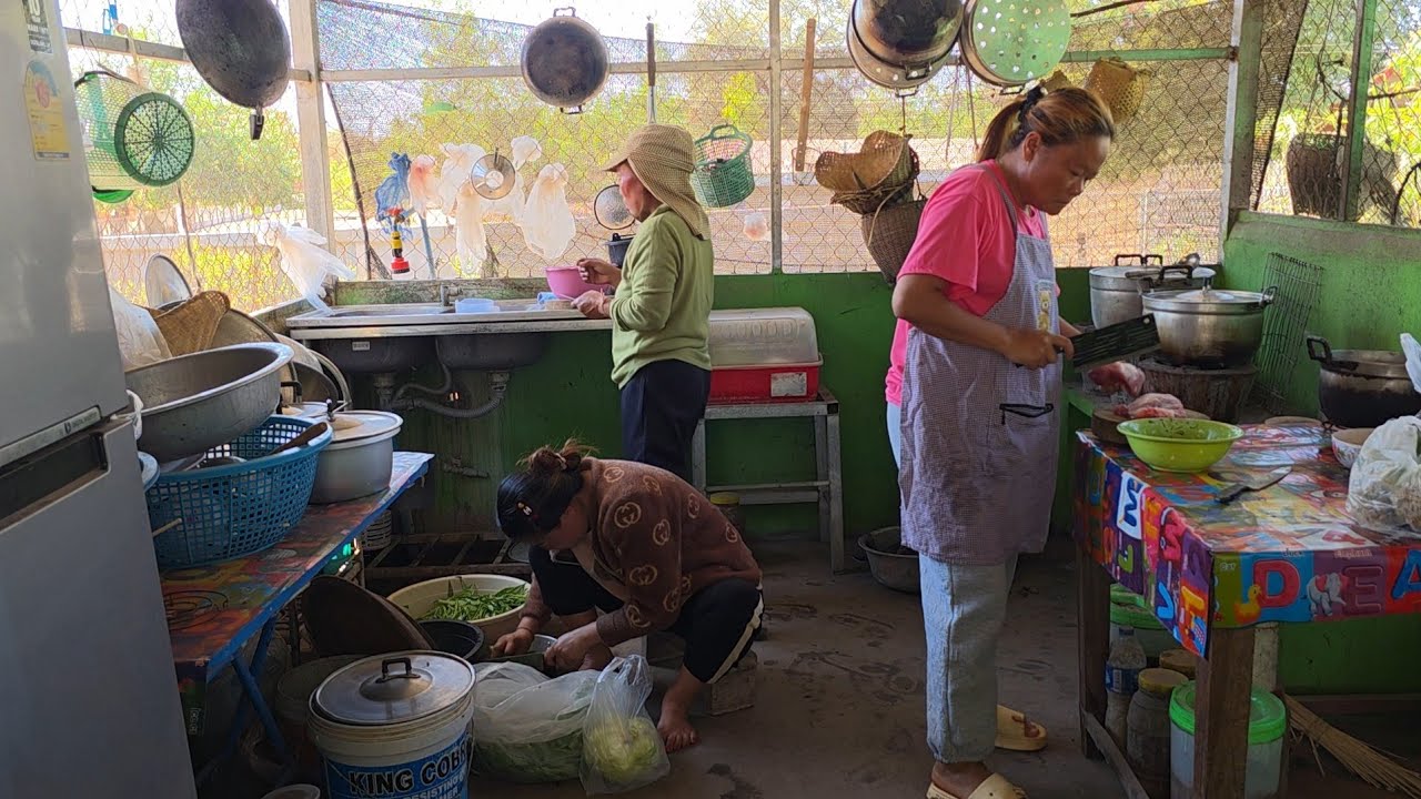 แม่น้องเท็นทำก๋วยเตียวน้ำหมูสู่น้องๆกิน