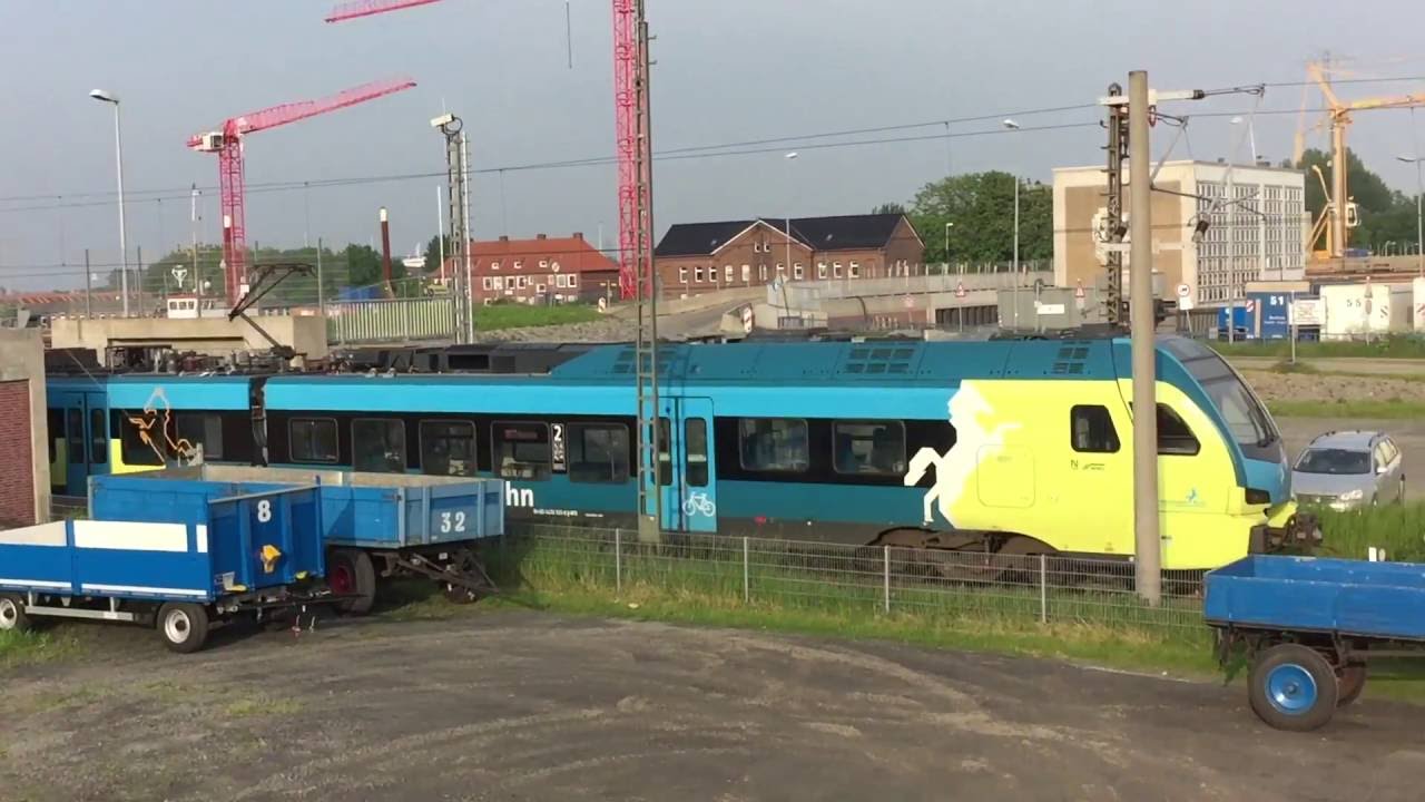 DEUTSCH - Bahnübergang Emden Außenhafen // Handbedienter Bahnübergang mit Läutewerk statt Ampeln