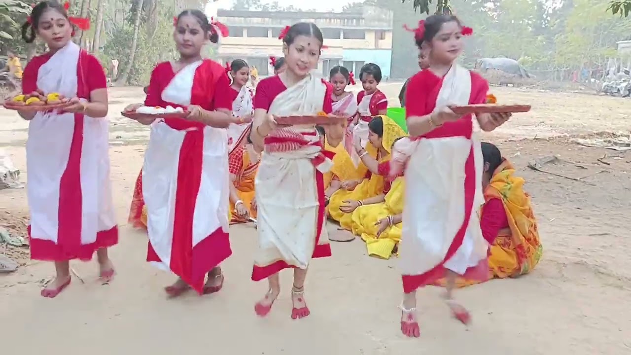 মালপোয়া আর চিতুই পিঠে আরো আরো আরো খাই।।