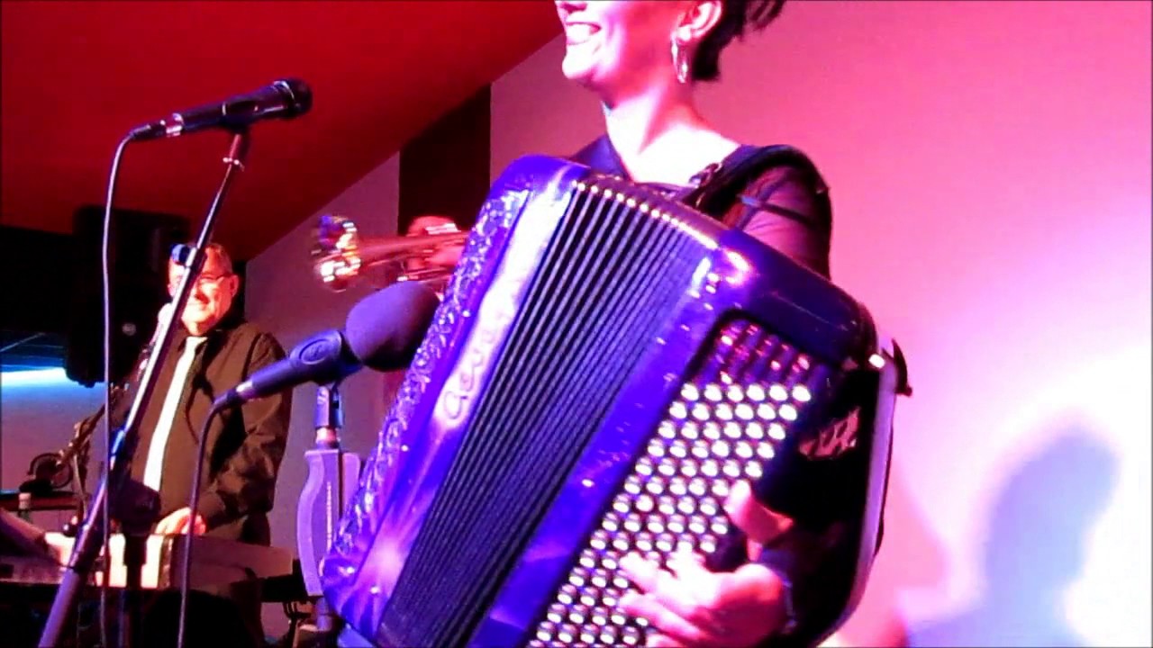 Stéphanie RODRIGUEZ  et son Orchestre: Série Pasos au LOOPING (71) le 11.12.2016.