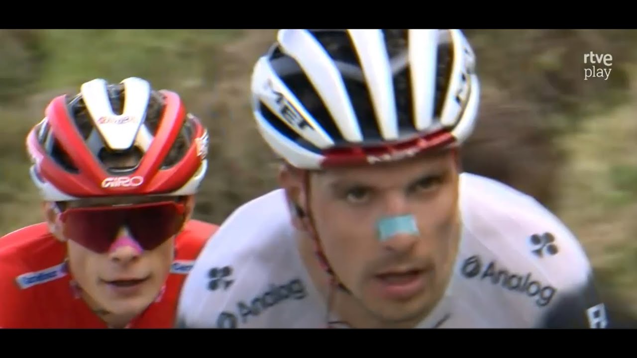 LaVuelta25. Etapa 13. Cabezon de la Sal - L' Angliru. Imagen de la moto de cabeza de carrera.