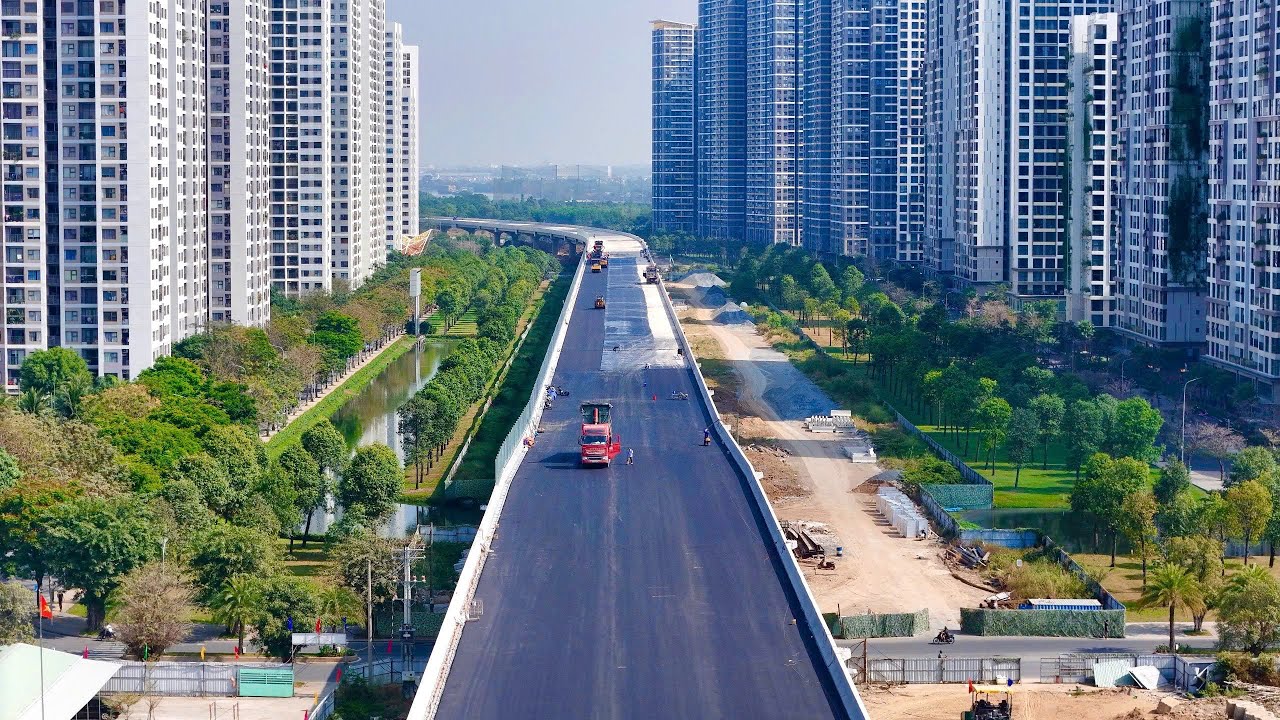 Đường Vành Đai 3 đi qua Vinhomes Grand Park ngày 04/02/2026, đang tiến hành thảm nhựa.