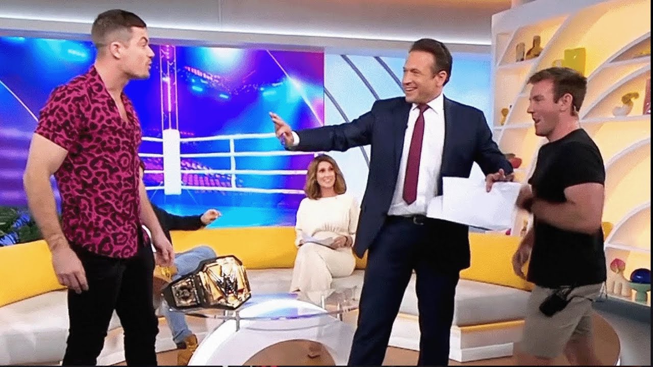 13 рестлеров WWE, которые оскорбили журналистов