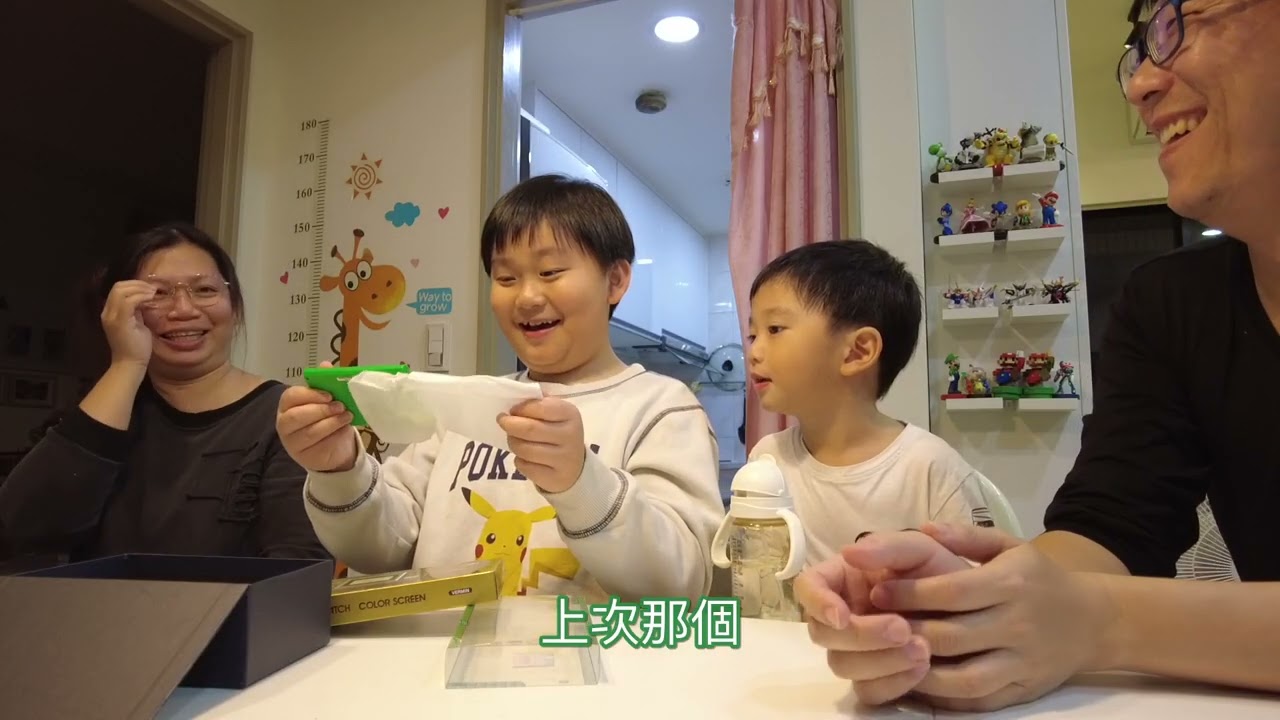 桐桐10歲生日快樂 挑戰吹10+2隻蠟燭！收到禮物驚呼超開心
