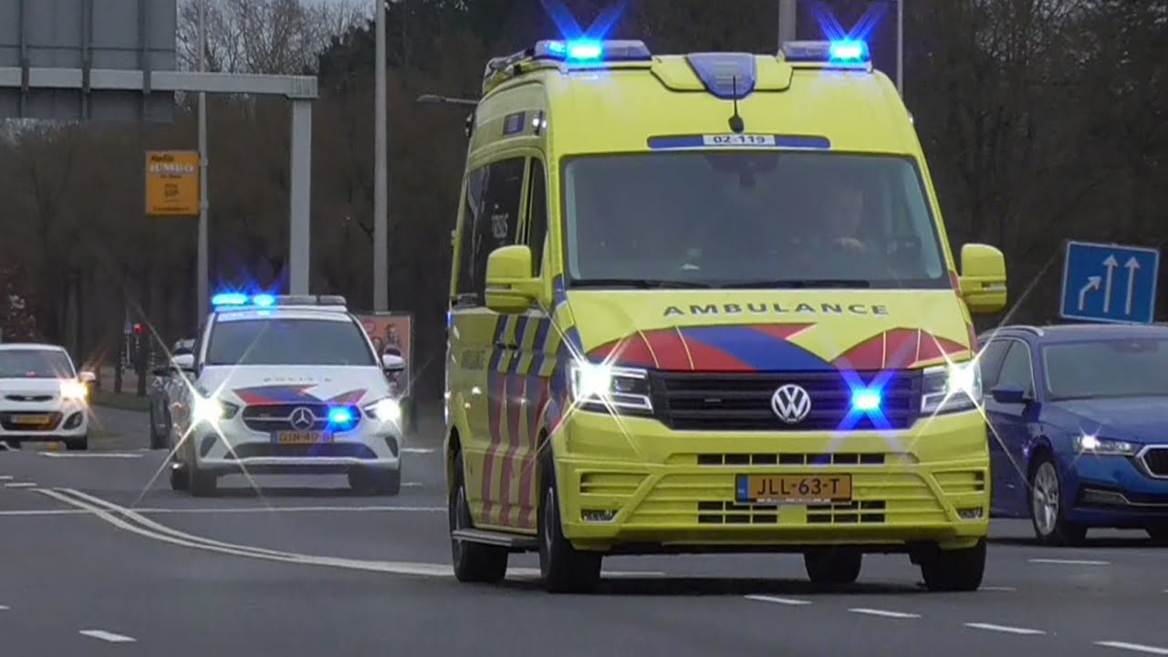 A1/P1 02-119 Ambulance Mitselwier + Politie B-Klasse met spoed naar het FMC Leeuwarden!