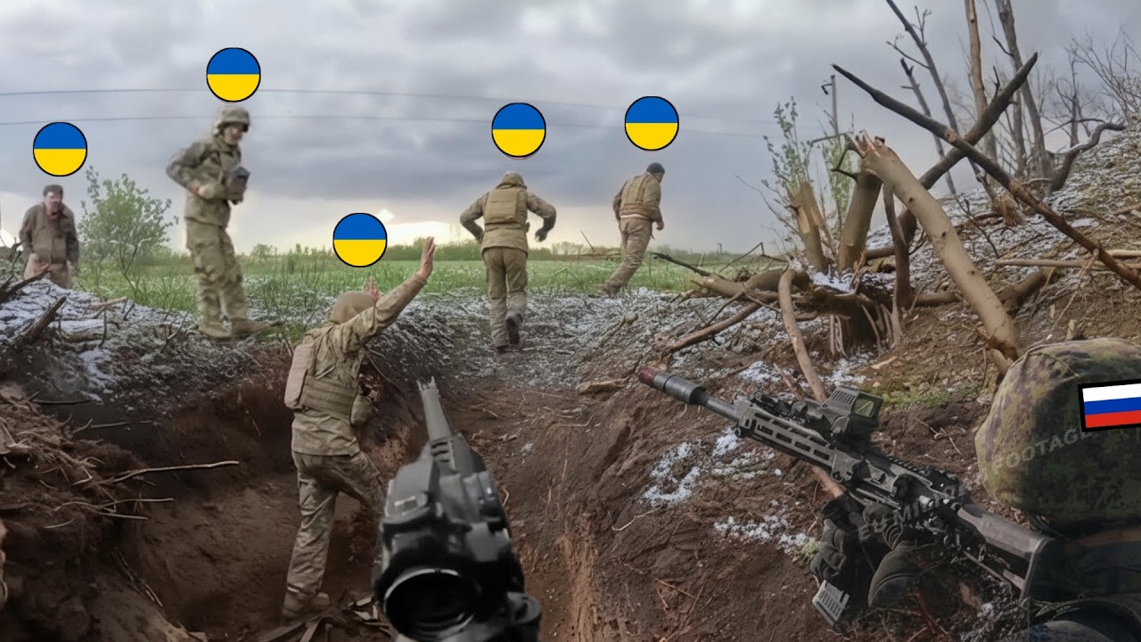 Российский солдат наблюдает за действиями украинских войск возле бункера