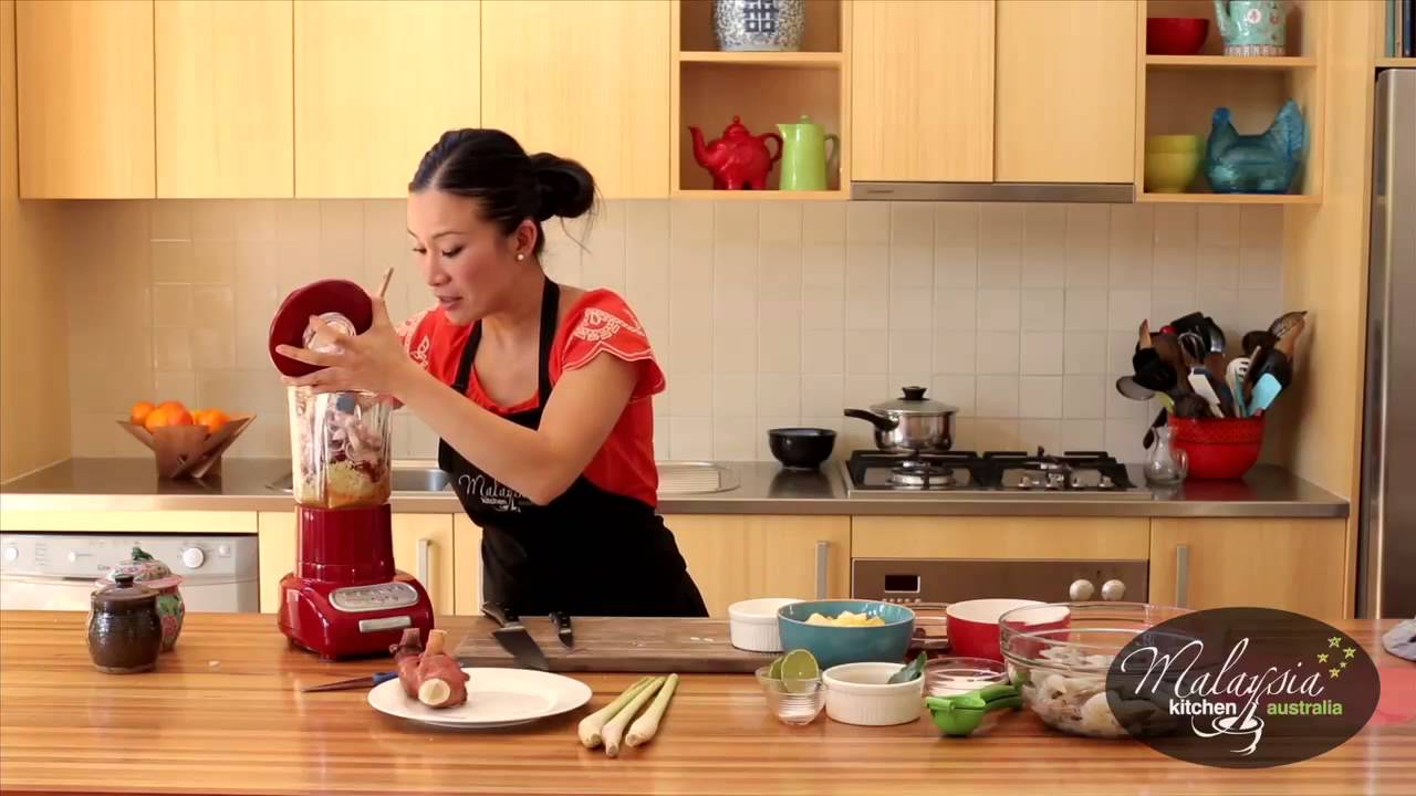 Poh cooks Malaysian Prawn and Pineapple Curry