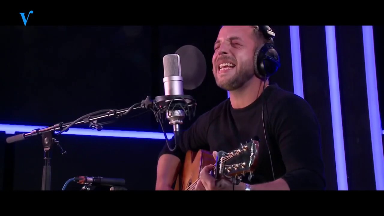 James Morrison plays 