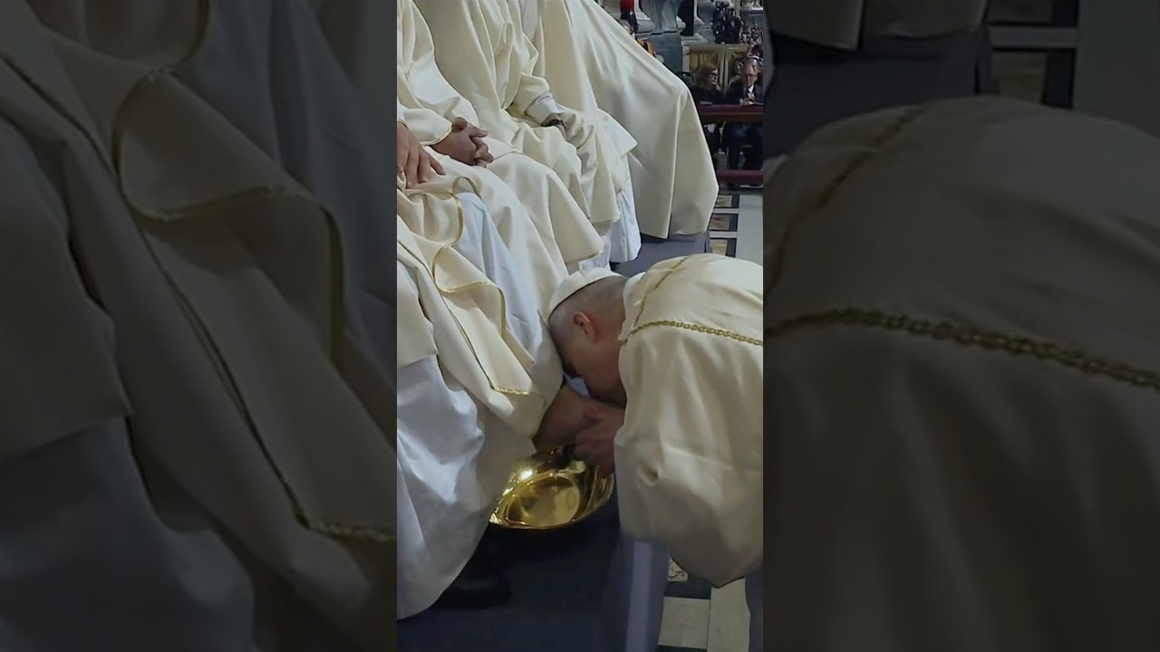 #papale&atilde;oxiv preside a #santamissa da Ceia do Senhor com o rito do #lavap&eacute;s na Bas&iacute;lica de Latr&atilde;o